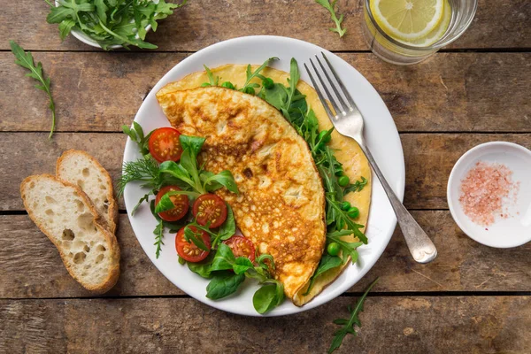 Omelette Spinach Green Peas Arugula Breakfast Top View Wooden Background — Stock Photo, Image