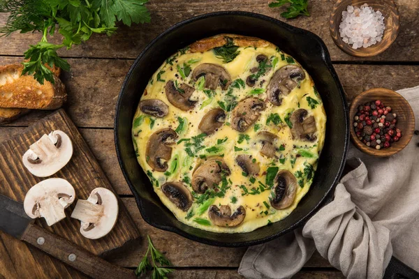 Omelete Com Cogumelos Panela Ferro Fundido Vista Superior Fundo Madeira — Fotografia de Stock