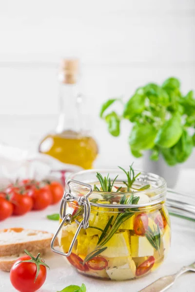 Queijo Feta Marinado Com Azeite Ervas Picantes Alho Pimenta Frasco — Fotografia de Stock