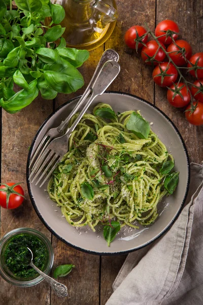 Pasta Espaguetis Con Salsa Pesto Albahaca Queso Parmesano Microgreens Fondo —  Fotos de Stock