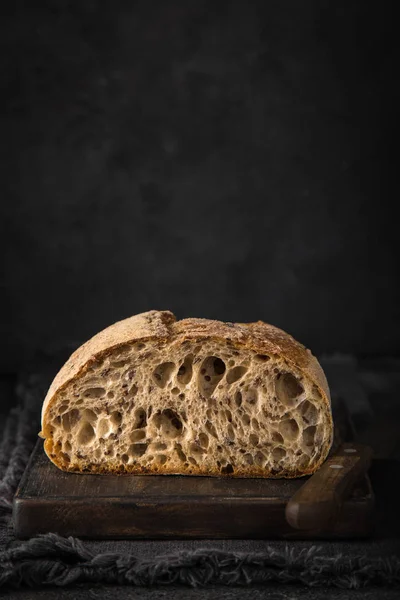 Frisch Gebackenes Brot Mit Leinsamen Dunkler Hintergrund — Stockfoto