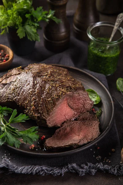 Delizioso Roast Beef Con Salsa Prezzemolo Verde Messa Fuoco Selettiva — Foto Stock