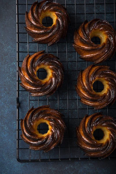 Köstliche Karamell Glasierte Muffins Draufsicht — Stockfoto