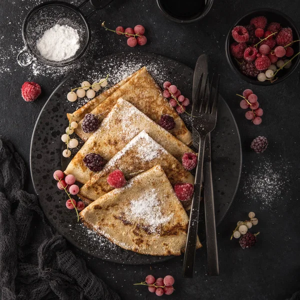 Crêpes Aux Baies Congelées Sucre Poudre Vue Dessus Fond Sombre — Photo