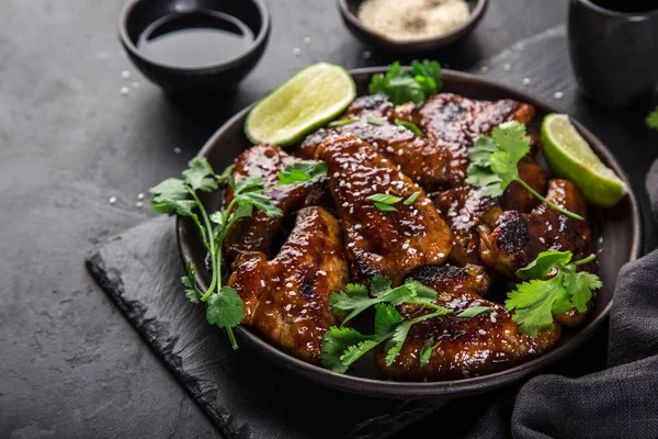 Asas Frango Assadas Com Molho Teriyaki Servidas Com Sementes Limão — Fotografia de Stock