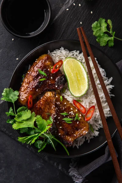 Miskę Ryżu Skrzydełka Kurczaka Teriyaki Serwowane Wapna Kolendry Sezamu Widok — Zdjęcie stockowe