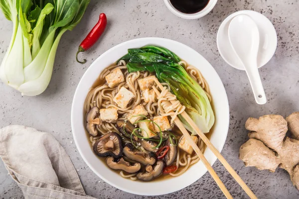 Aziatische Vegan Noodlesoep Met Tofu Kaas Shiitake Mushroms Pak Choi — Stockfoto