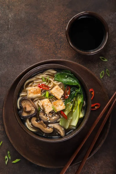 Asiático Vegan Macarrão Sopa Com Queijo Tofu Shiitake Cogumelos Pak — Fotografia de Stock