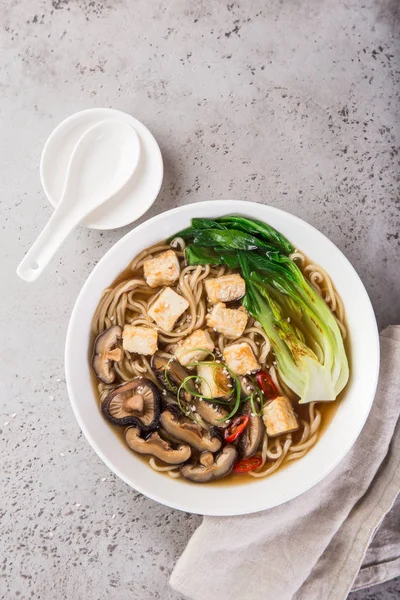 Sopa Fideos Veganos Asiáticos Con Queso Tofu Setas Shiitake Pak — Foto de Stock