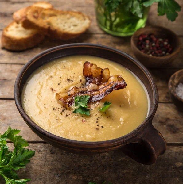 Zuppa Piselli Spaccati Gialli Con Pancetta Fritta Fondo Legno Messa — Foto Stock