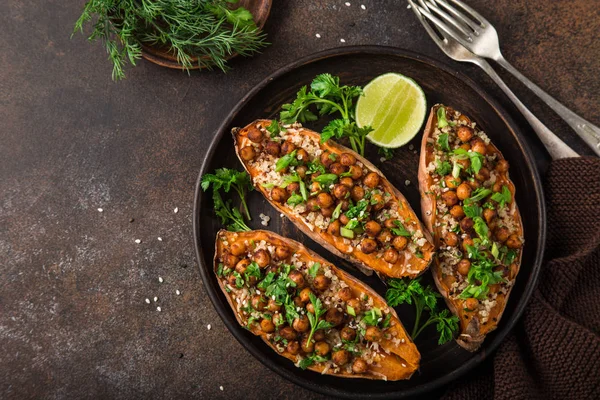 Zoete Aardappel Gevuld Met Kikkererwten Quinoa Bovenaanzicht — Stockfoto