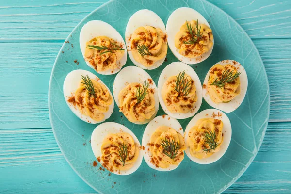 Huevos Rellenos Con Pimentón Ahumado Plato Azul Para Mesa Pascua —  Fotos de Stock