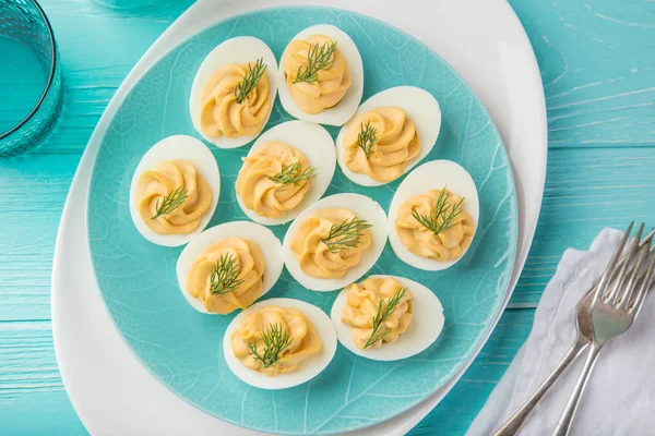 Huevos Rellenos Plato Azul Para Mesa Pascua Vista Superior —  Fotos de Stock