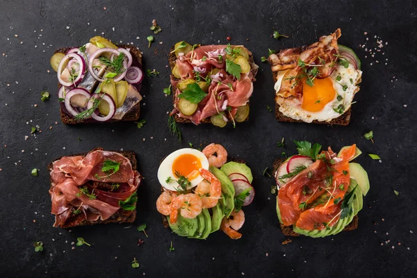 Smorrebrod Traditionele Deens Open Sanwiches Donker Roggebrood Met Verschillende Topping — Stockfoto