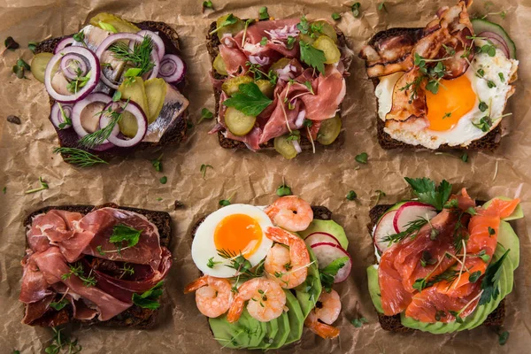 Smorrebrod Sándwiches Abiertos Daneses Tradicionales Pan Centeno Oscuro Con Diferentes — Foto de Stock