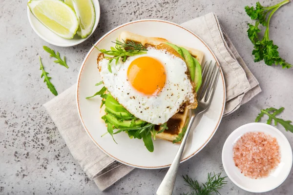 Waffles Salgados Com Abacate Arugula Ovo Frito Para Café Manhã — Fotografia de Stock