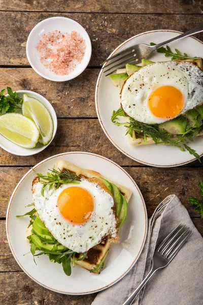 Gofres Salados Con Aguacate Rúcula Huevo Frito Para Desayuno Vista —  Fotos de Stock