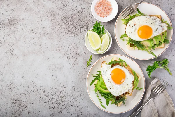Gofres Salados Con Aguacate Rúcula Huevo Frito Para Desayuno Vista —  Fotos de Stock