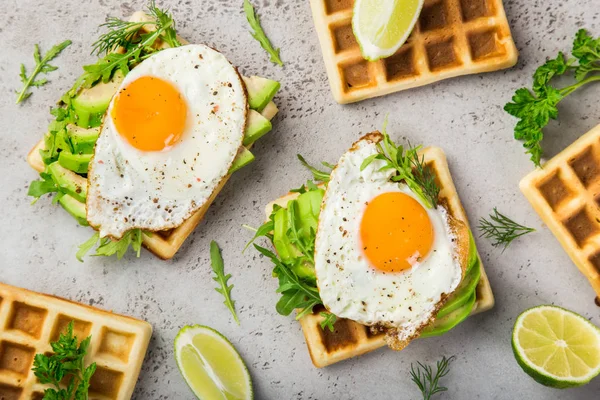 Gofres Salados Con Aguacate Rúcula Huevo Frito Para Desayuno Vista —  Fotos de Stock