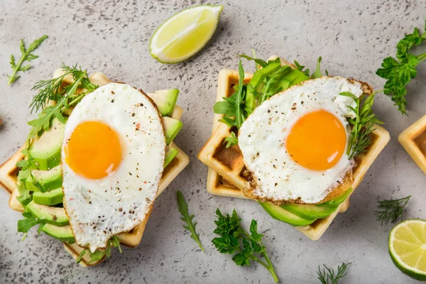 Gofres Salados Con Aguacate Rúcula Huevo Frito Para Desayuno Vista —  Fotos de Stock