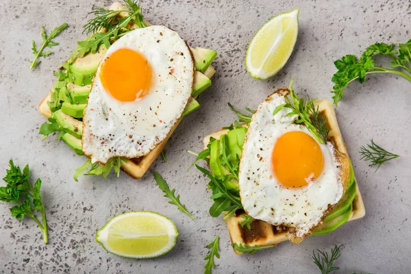 Waffles Salgados Com Abacate Arugula Ovo Frito Para Café Manhã — Fotografia de Stock