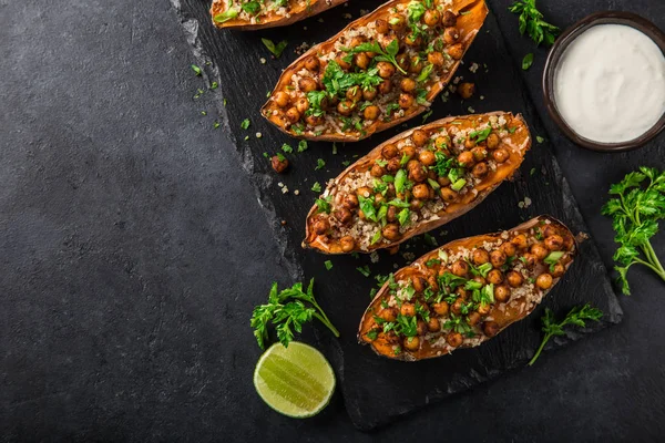 Batata Doce Assada Recheada Com Grão Bico Quinoa Servida Com — Fotografia de Stock