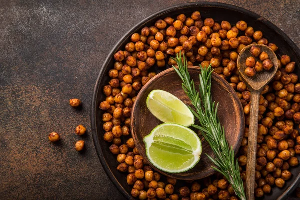 Geroosterde Kikkererwten Met Gerookte Paprika Geserveerd Met Limoen Rozemarijn Bovenaanzicht — Stockfoto