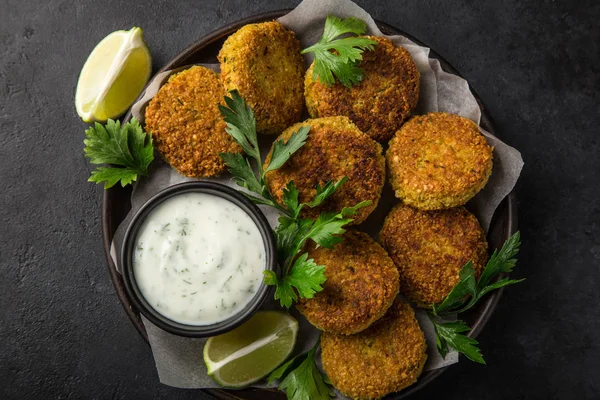 Garbanzos Asados Empanadas Falafel Con Salsa Yogur Ajo Vista Superior — Foto de Stock