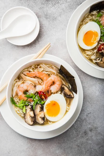 Sopa Fideos Ramen Con Gambas Setas Shiitake Huevo Tazón Blanco — Foto de Stock