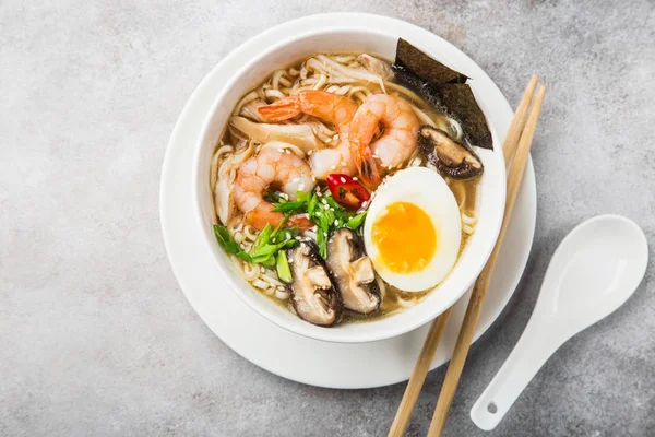 Ramen Erişte Çorbası Karides Shiitake Mushroms Yumurta Beyaz Kase Üstten — Stok fotoğraf