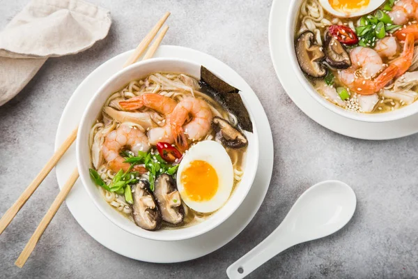 Sopa Macarrão Ramen Com Camarão Cogumelos Shiitake Ovo Tigela Branca — Fotografia de Stock