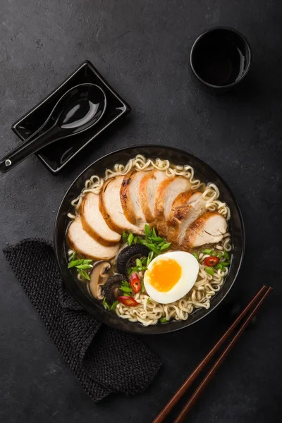 Ramen Noodlesoep Met Kip Shiitake Mushroms Zwarte Kom Bovenaanzicht — Stockfoto