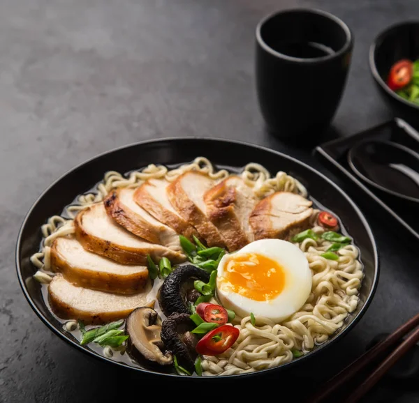 Ramen Noodlesoep Met Kip Shiitake Mushroms Zwarte Kom Selectieve Aandacht — Stockfoto