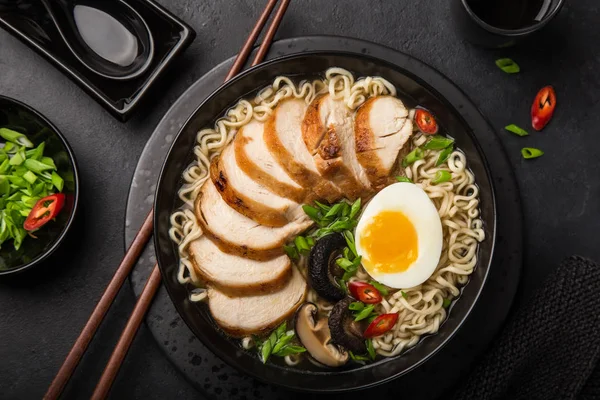 Soupe Nouilles Ramen Poulet Champignons Shiitake Oeuf Dans Bol Noir — Photo