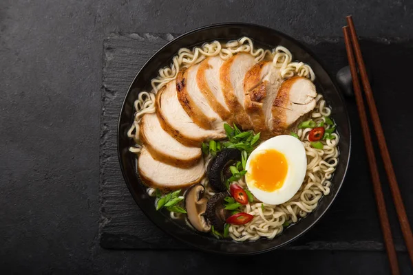 Ramen Noodlesoep Met Kip Shiitake Mushroms Zwarte Kom Bovenaanzicht — Stockfoto