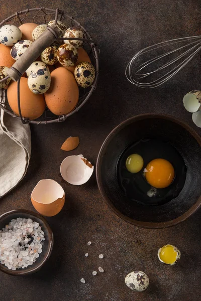 Wachtel Und Hühnereier Auf Braunem Tisch Bereit Zum Kochen Draufsicht — Stockfoto