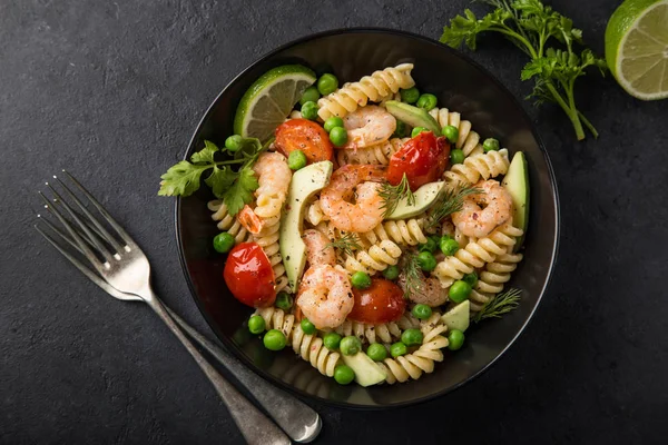 Salada Macarrão Com Abacate Camarões Tomate Ervilhas Verdes Vista Superior — Fotografia de Stock