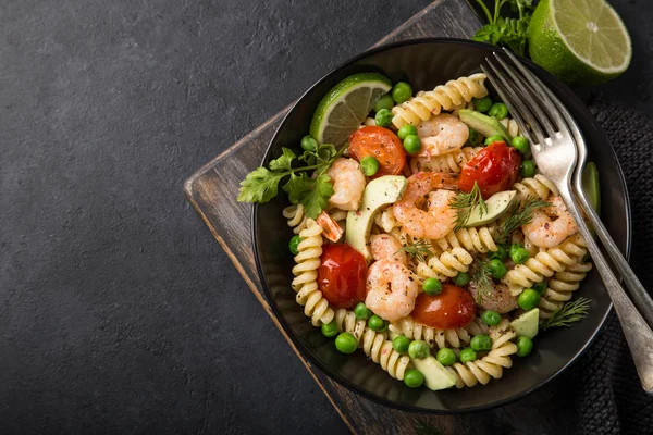 Pasta Salad Avocado Shrimps Tomato Grean Peas Top View — Stock Photo, Image