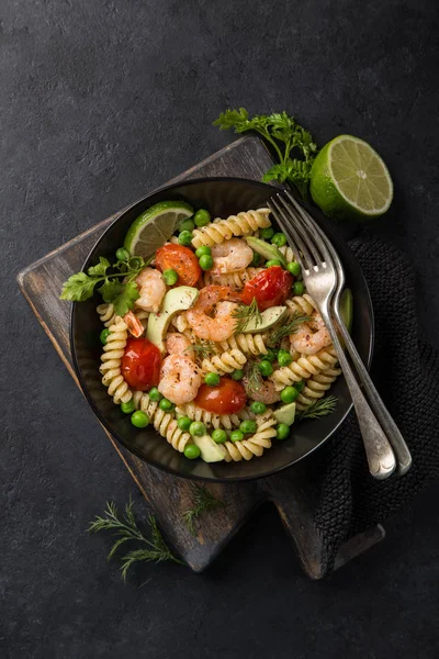 Salade Pâtes Avec Avocat Crevettes Tomates Petits Pois Vue Sur — Photo