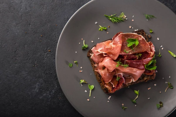 Sanwiches Abiertos Con Pan Centeno Oscuro Jamón Tomates Secados Sol — Foto de Stock