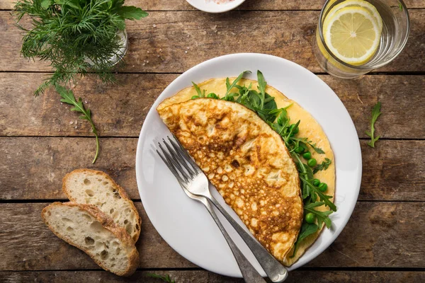 Tortilla Con Espinacas Guisantes Verdes Rúcula Para Desayuno Vista Superior —  Fotos de Stock