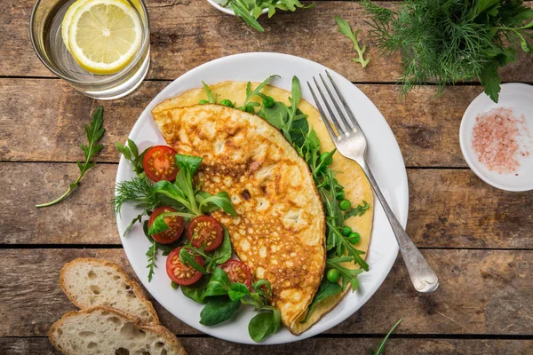 Omelet Met Spinazie Groene Erwten Rucola Voor Ontbijt Bovenaanzicht Houten — Stockfoto