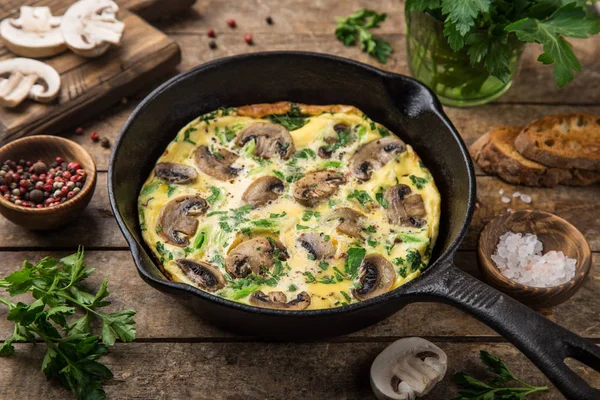 Omelete Com Cogumelos Panela Ferro Fundido Foco Seletivo Fundo Madeira — Fotografia de Stock