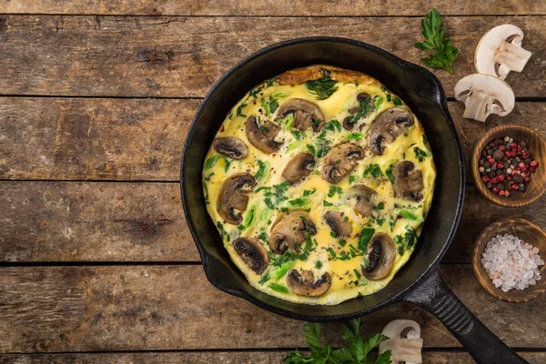Omelete Com Cogumelos Panela Ferro Fundido Vista Superior Fundo Madeira — Fotografia de Stock