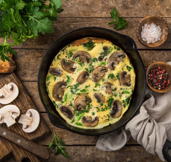 Omelette Mit Pilzen Auf Gusseiserner Pfanne Draufsicht Holzhintergrund Quadratisches Bild — Stockfoto