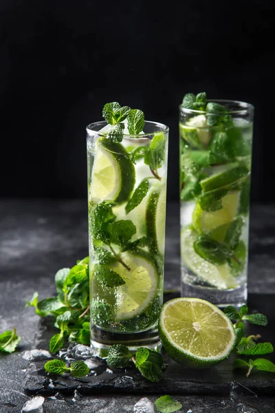 Mojito Cocktail Med Lime Och Mynta Svart Bakgrund Selektivt Fokus — Stockfoto