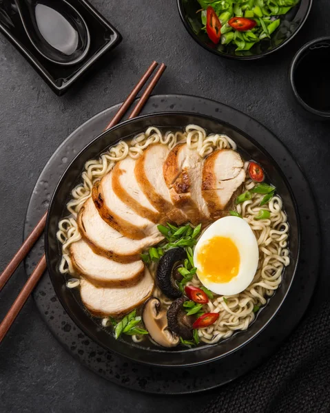 Japonský Ramen Nudle Kuřecím Masem Shiitake Hub Vajíčko Černém Misku — Stock fotografie