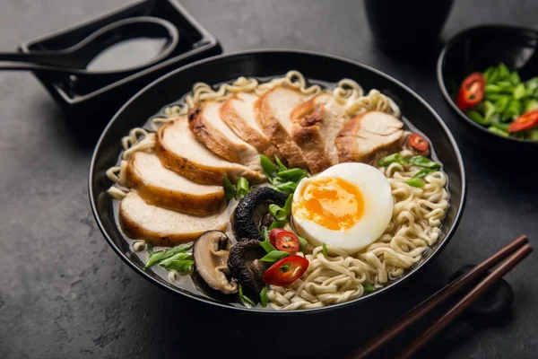 日本拉面配鸡肉 Mushroms 和鸡蛋黑碗 选择性聚焦 — 图库照片