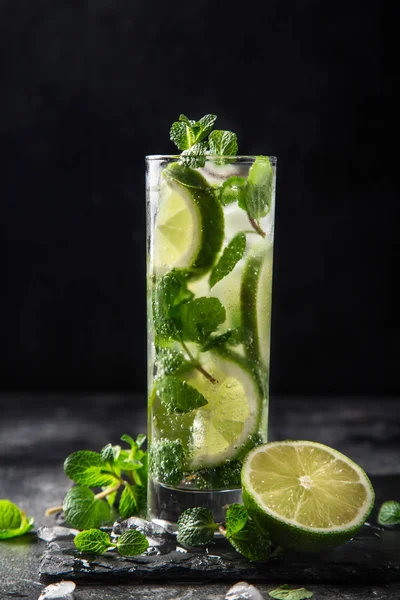 Mojito Cocktail Mit Limette Und Minze Auf Schwarzem Hintergrund Selektiver — Stockfoto