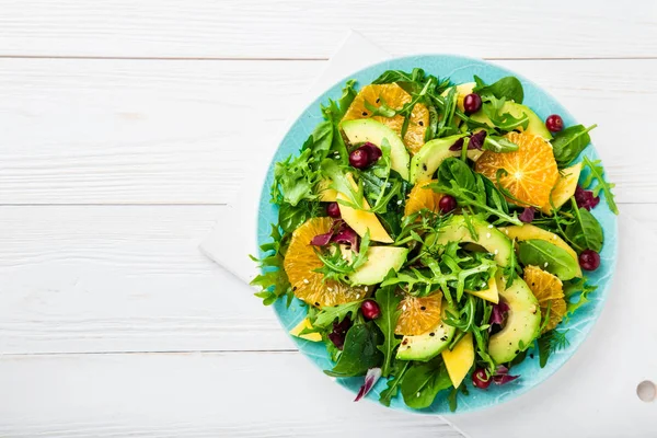 Gezonde Vegetarische Avocado Mango Oranje Salade Witte Achtergrond Bovenaanzicht Kopie — Stockfoto